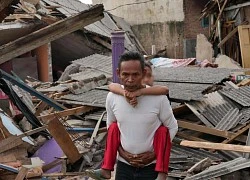 Động đất Indonesia 268 người ra đi: Bố mẹ tay không đào đất cứu con-cover-img