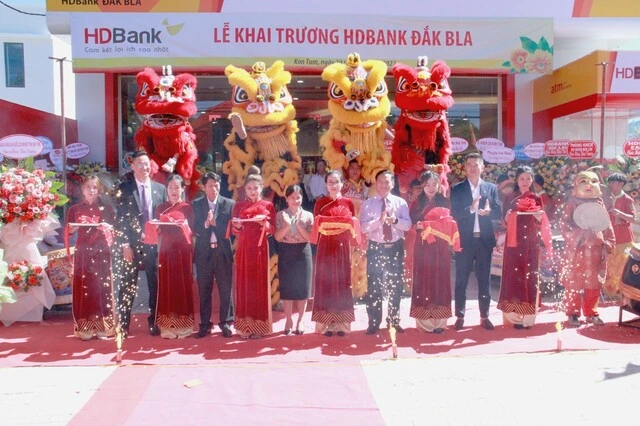 Khai trương điểm giao dịch HDBank Đắk Bla-cover-img