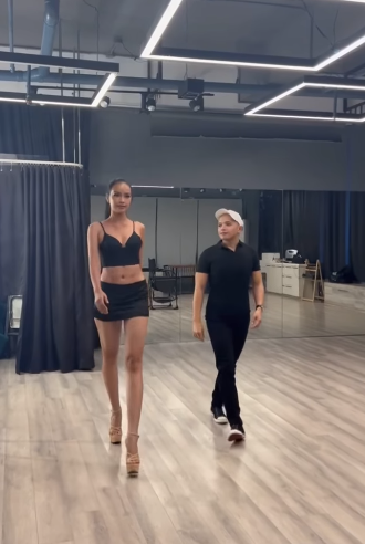 Clip Ngọc Châu tập catwalk với HLV của Miss Universe 2018 Catriona Gray, fan khen nhìn khác biệt hẳn-3