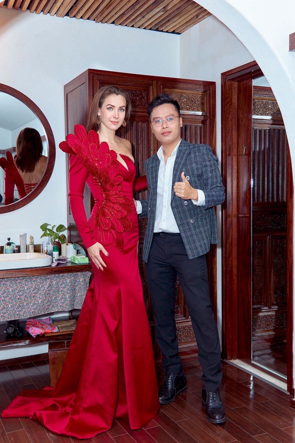 Hoa hậu Hoàn vũ 2005 Natalie Glebova diện 4 mẫu đầm dạ hội của NTK Nguyễn Minh Tuấn-5