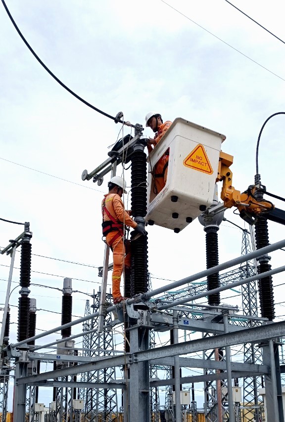 EVNNPT đã hoàn thành công tác khắc phục sự cố lưới điện do bão số 4 gây ra-3