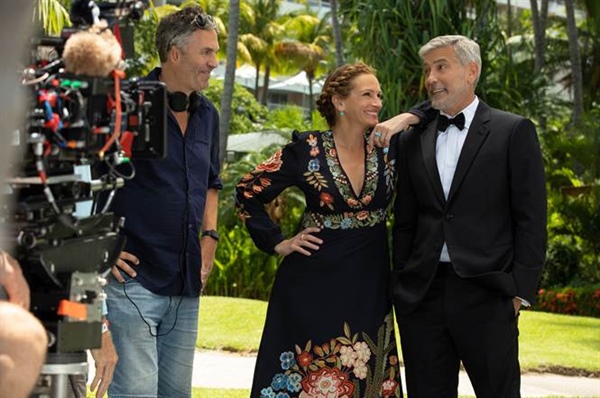 Julia Roberts và George Clooney chính thức tái hợp trong tác phẩm hài lãng mạn mới-3