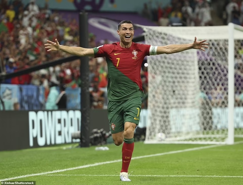 Ronaldo hai lần lỡ cơ hội lập kỷ lục trong chiến thắng của Bồ Đào Nha-2
