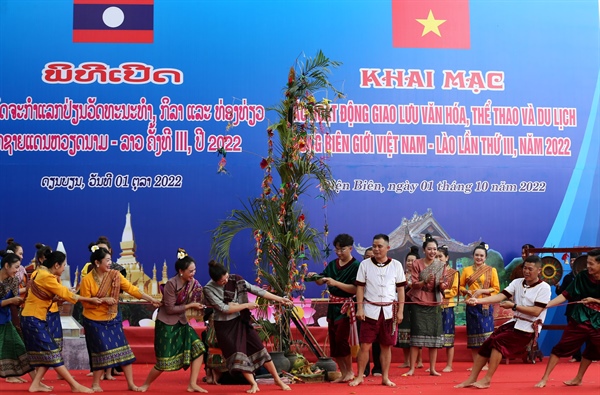 Đoàn đại biểu Việt Nam – Lào dâng hương hoa tưởng niệm các Anh hùng liệt sĩ-20