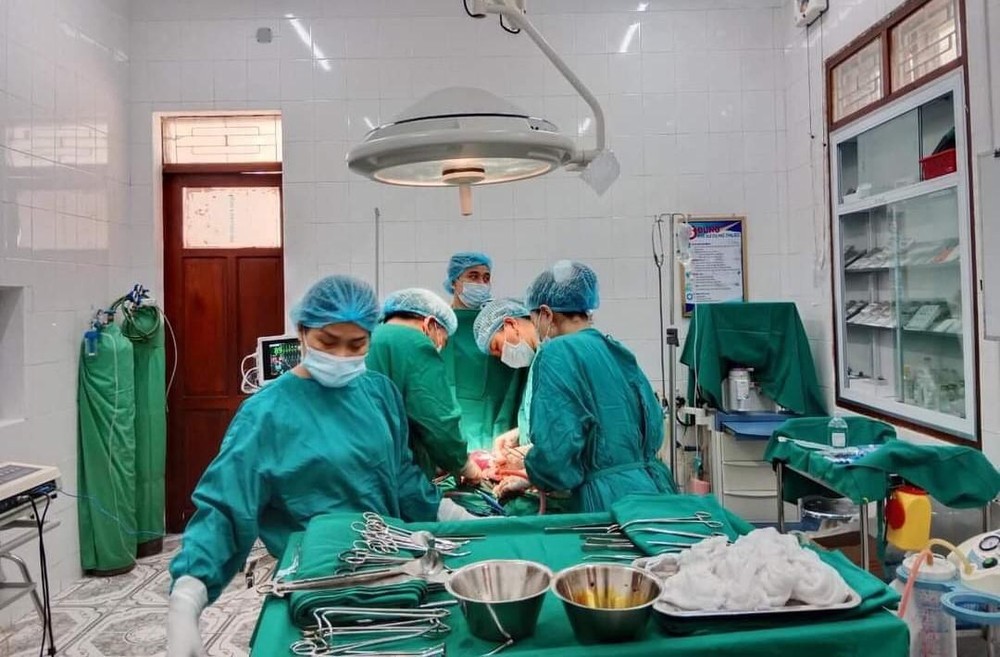 Nghệ An: Phẫu thuật lấy nhân xơ tử cung cho bệnh nhân người Lào-1