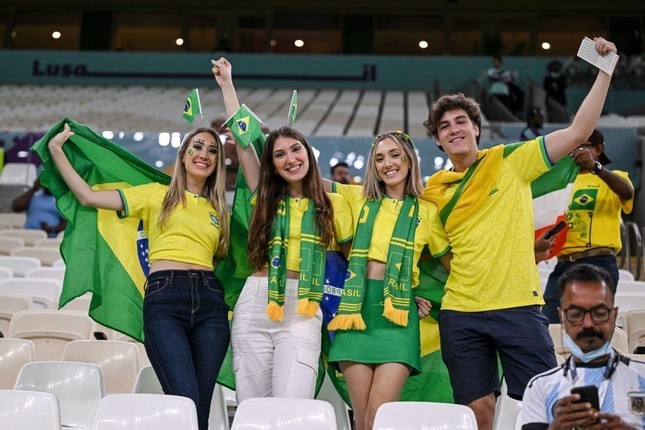 Những nữ cổ động viên Brazil xinh đẹp trên khán đài World Cup 2022-2