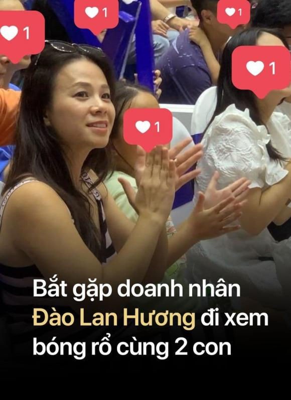 Vợ Shark Bình ghi điểm với mặt mộc 'xinh xỉu' đi xem bóng rổ cùng 2 con giữa bão scandal của chồng-1