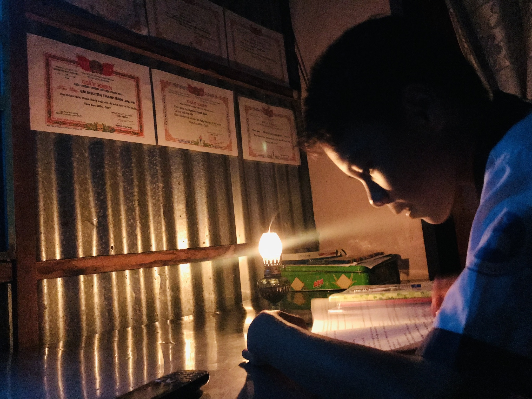 Cậu bé Khmer đốt đèn dầu, băng ruộng đến trường, 8 năm liền là học sinh giỏi-4