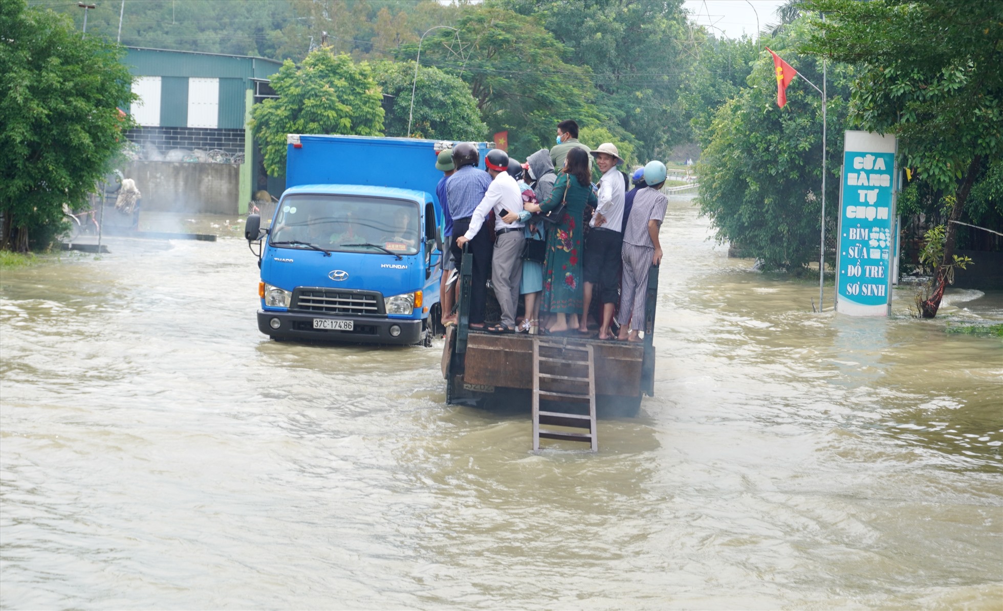 Nghệ An: Người dân trèo xe tải băng qua dòng nước lũ để về nhà-11