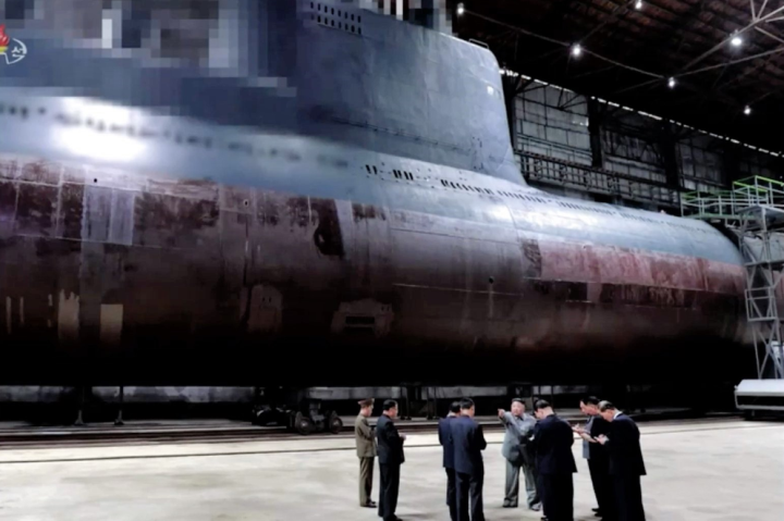 Triều Tiên chuẩn bị hạ thủy tàu ngầm mang tên lửa đạn đạo-2