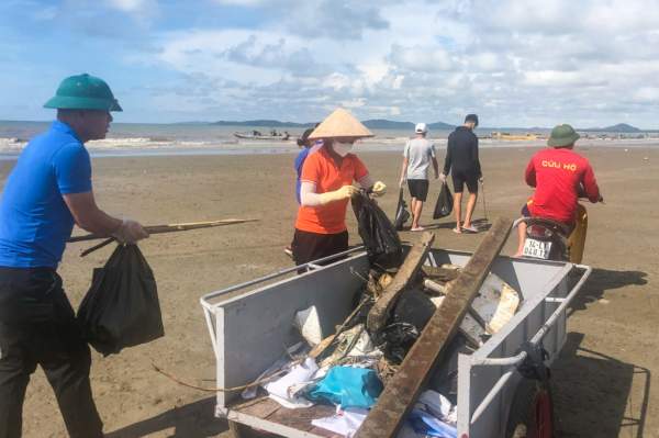 TP Móng Cái: Ra quân làm sạch môi trường biển-2