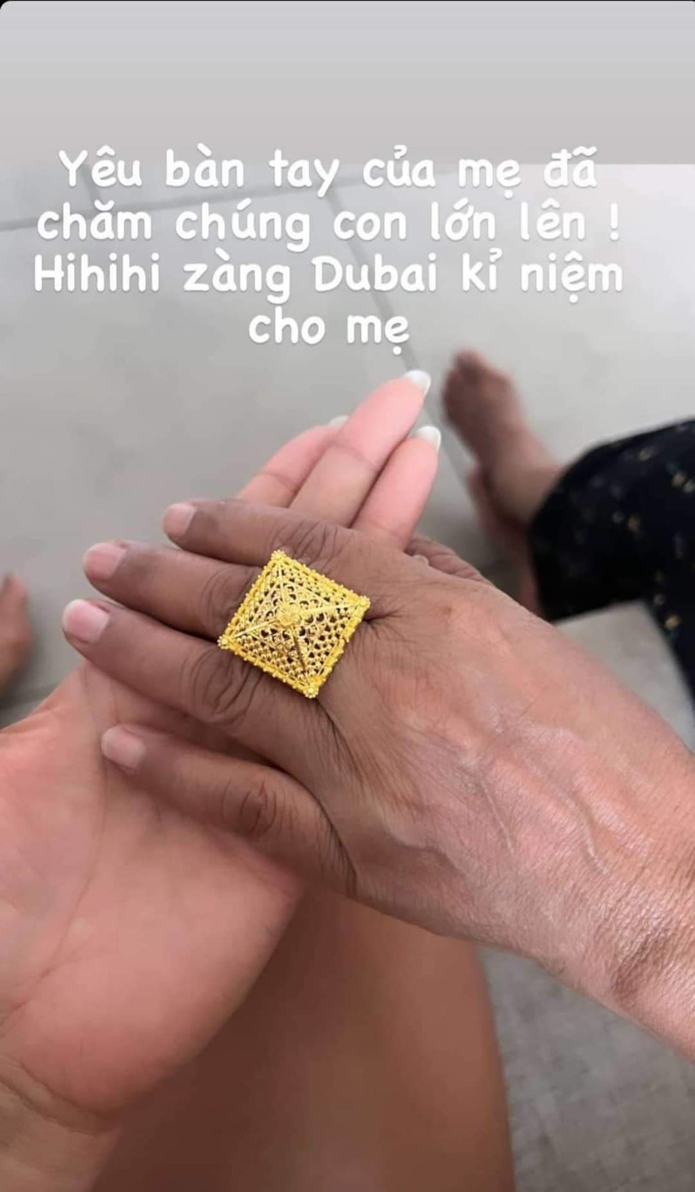 H’Hen Niê báo hiếu bố mẹ: Hết xây nhà, tặng đất đến mua vàng từ Dubai.-6