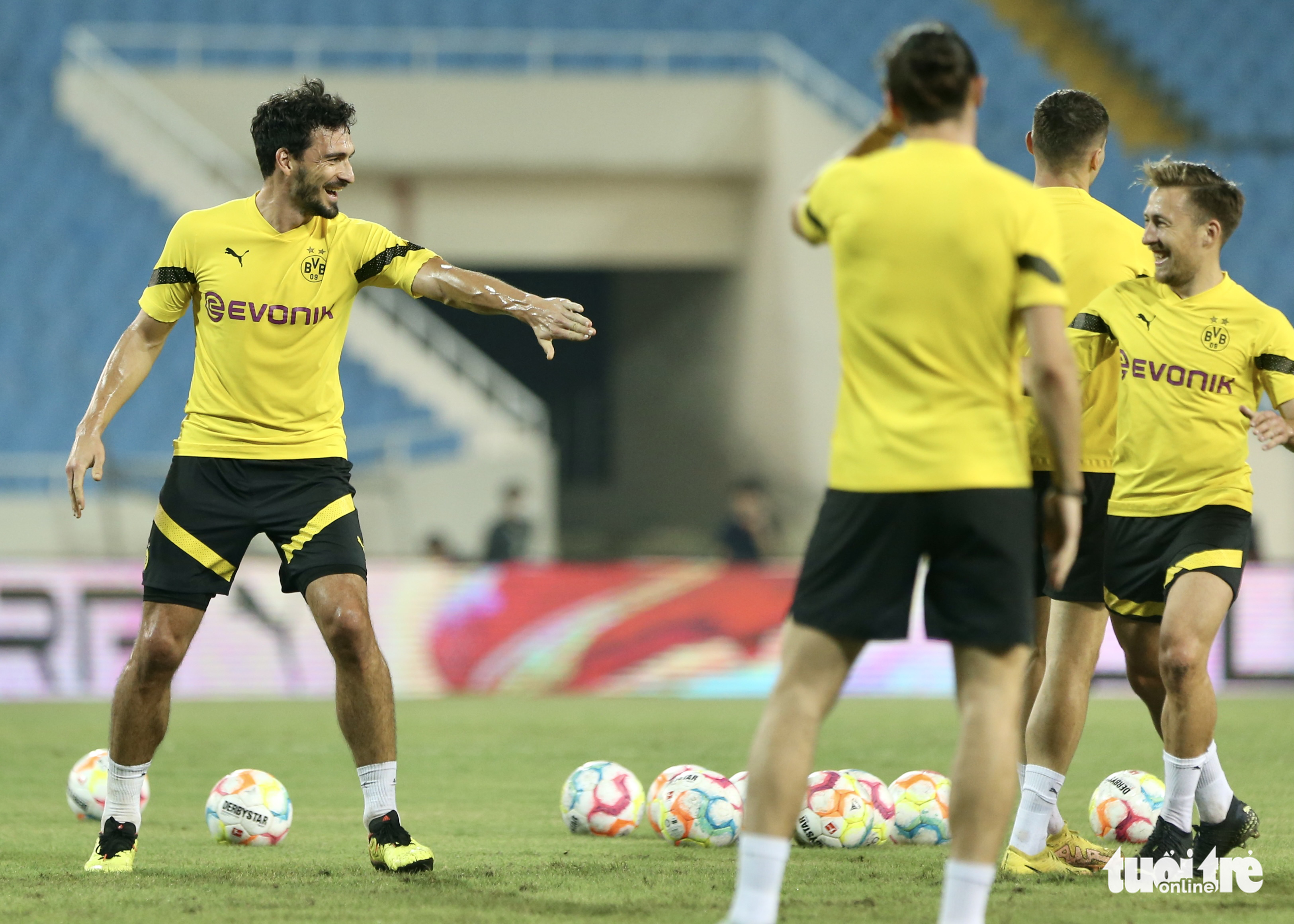 Borussia Dortmund tập thử sân Mỹ Đình, CĐV săn đón Mats Hummels-1