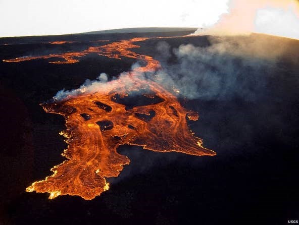 Núi lửa lớn nhất thế giới phun trào sau 40 năm ngủ yên-1