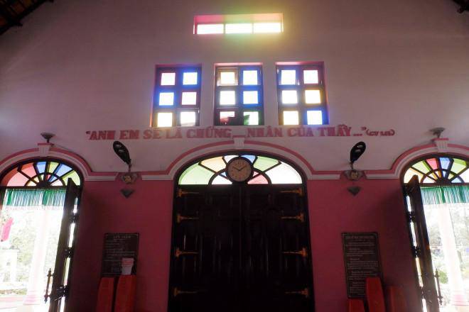 Ngôi nhà thờ màu hồng mơ màng ở Vĩnh Long-11