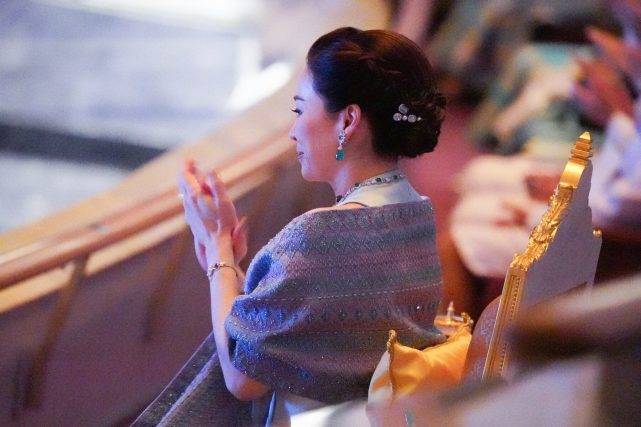 Chỉ cần một bộ váy nhã nhặn và áo choàng đơn giản, hoàng hậu Suthida (Thái Lan) đã thể hiện sự quý phái sang trong tột bậc, chiếm trọn tình cảm của người nhìn-4