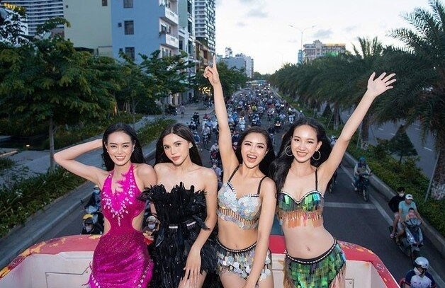 Ban tổ chức lên tiếng vụ thí sinh Hoa hậu Thế giới Việt Nam mặc hở, nhún nhảy trên xe buýt 2 tầng diễu phố-1