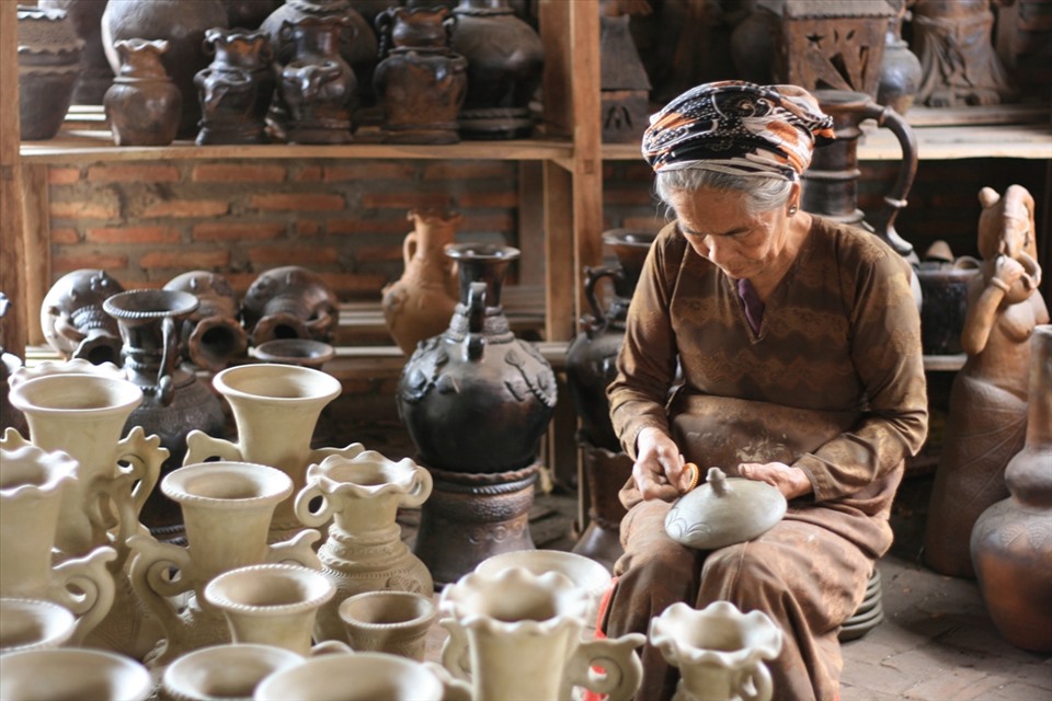 Nghệ thuật làm gốm của người Chăm được UNESCO ghi danh vào Danh sách di sản văn hóa phi vật thể cần bảo vệ khẩn cấp-1