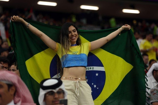 Những nữ cổ động viên Brazil xinh đẹp trên khán đài World Cup 2022-11