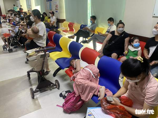Bệnh nhi nằm vạ vật vì nhiều bệnh viện ở Hà Nội quá tải-3