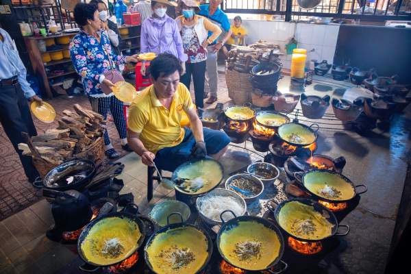Bánh xèo chay 23 năm đãi khách miễn phí ở An Giang, số lượng bánh đổ 6.000 chiếc/ngày, người đổ bánh “MÚA” với 10 chảo liên tục-7