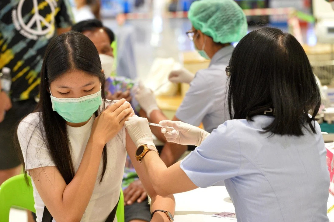 Thái Lan xem COVID-19 như cúm mùa từ tháng 10; Nhật triển khai vắc xin chống Omicron-1