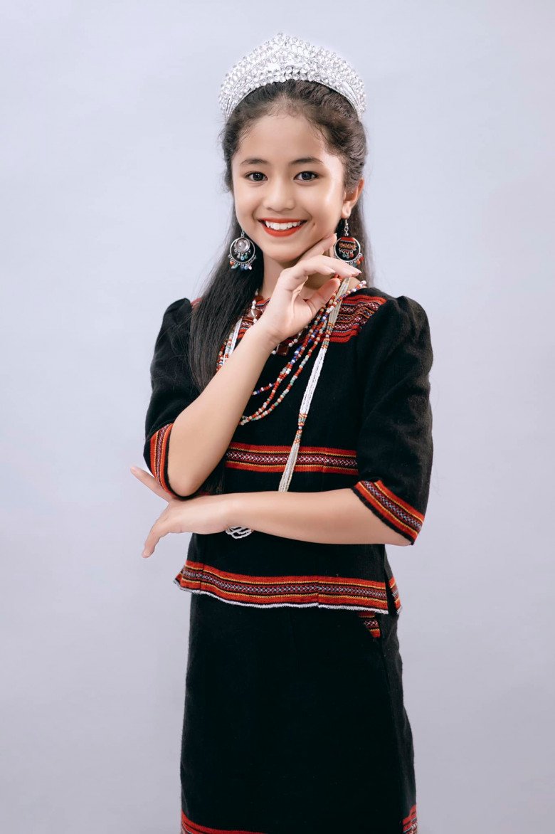 Bé gái dân tộc đạt top 5 Hoa hậu nhí: Xách túi ni lông lên Hà Nội đi thi, được kỳ vọng tiếp bước H'Hen Niê-12