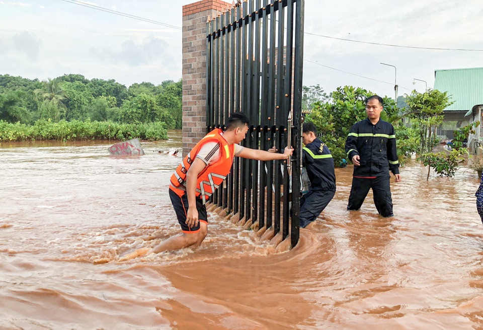 Nhiều hộ dân mắc kẹt trong lũ lụt ở Bình Phước-1