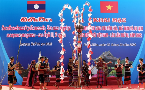 Đoàn đại biểu Việt Nam – Lào dâng hương hoa tưởng niệm các Anh hùng liệt sĩ-13