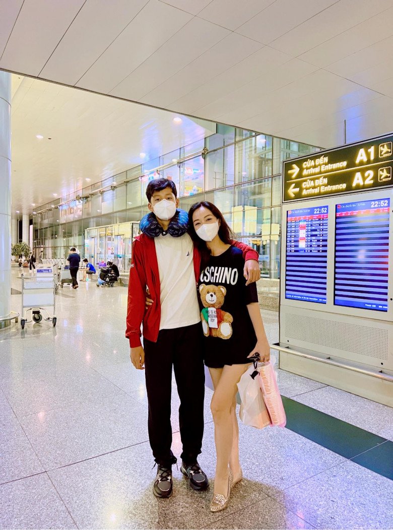Con trai Jennifer Phạm và Quang Dũng về nước sau 2 năm ở nước ngoài, cao hơn mẹ Hoa hậu 1 cái đầu-1