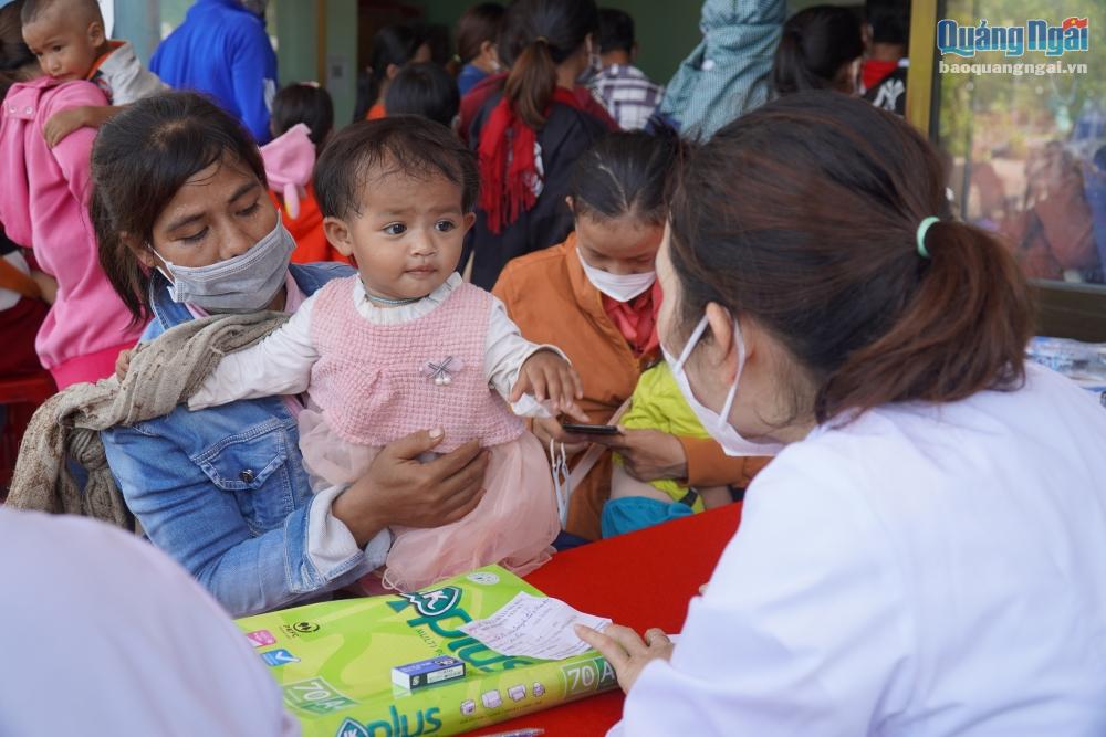 Khám sàng lọc bệnh tim miễn phí cho 500 trẻ em huyện Trà Bồng-1