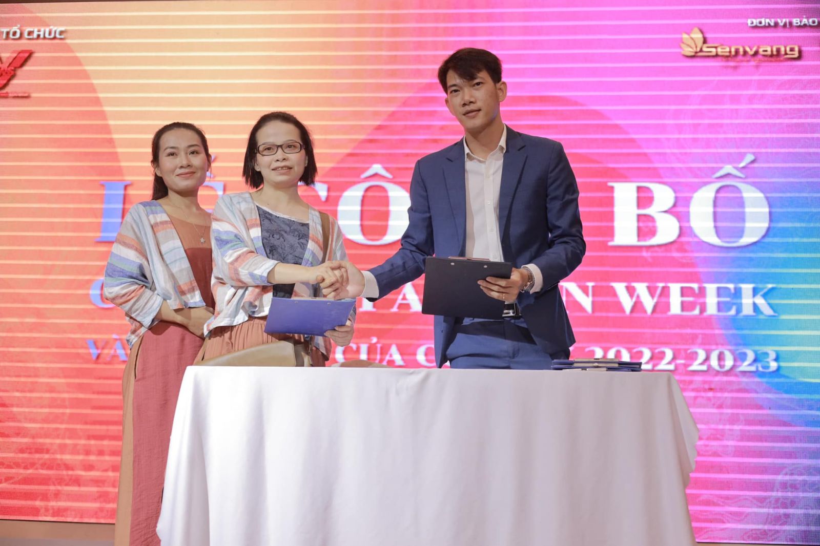 Nhà thiết kế Ngô Ngọc Tuyền, Thiện Trần trao tặng BST “Phượng Hoàng Tung Cánh” cho Cửu Long Fashion Week 2022-1