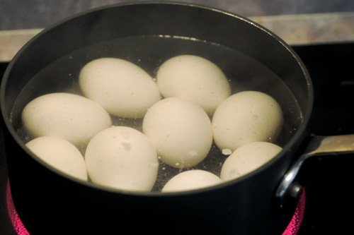 Luộc trứng chỉ thả nước lạnh là dại: Bỏ thêm thứ gia vị này vào trứng dễ bóc vỏ, ăn thơm ngon hẳn-1