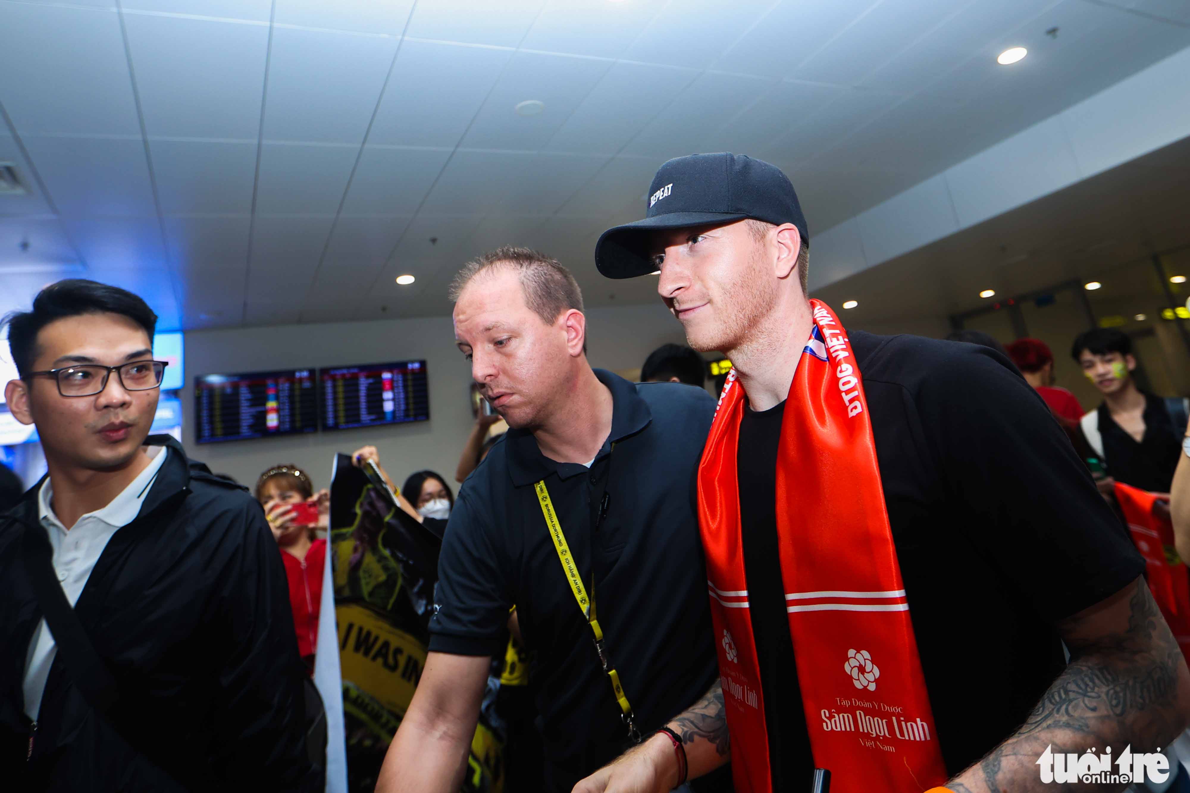 Marco Reus cùng các cầu thủ Borussia Dortmund thích thú với chiếc nón lá khi đến Việt Nam-2