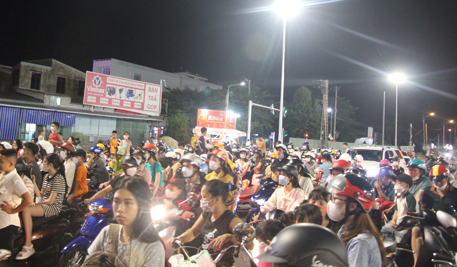 Quảng Nam: Đông nghịt người dân ở TP Tam Kỳ đổ ra đường xem múa lân-3