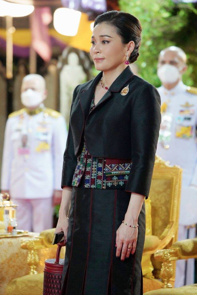 Chỉ cần một bộ váy nhã nhặn và áo choàng đơn giản, hoàng hậu Suthida (Thái Lan) đã thể hiện sự quý phái sang trong tột bậc, chiếm trọn tình cảm của người nhìn-11