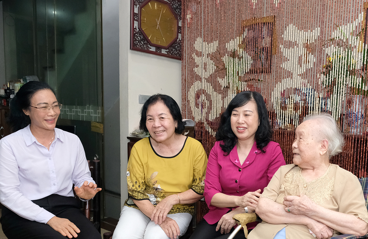 Quyền Bộ trưởng Bộ Y tế Đào Hồng Lan thăm gia đình Liệt sĩ, bác sĩ Đặng Thùy Trâm-3