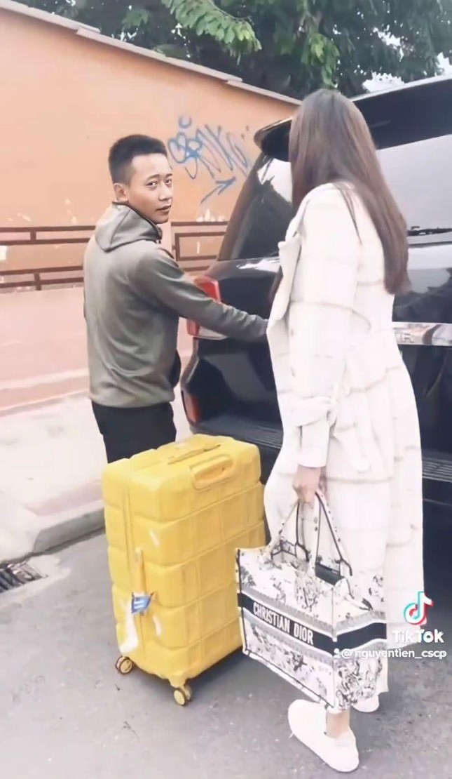 Khoảnh khắc Quang Linh Vlogs đưa Hoa hậu Thùy Tiên ra sân bay: Ngọt hơn phim ngôn tình!-1