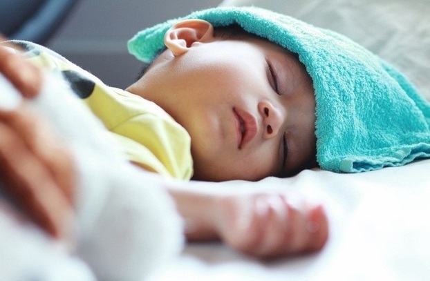 4 điều cha mẹ không nên làm khi trẻ bị sốt kẻo gây hại cho con-1