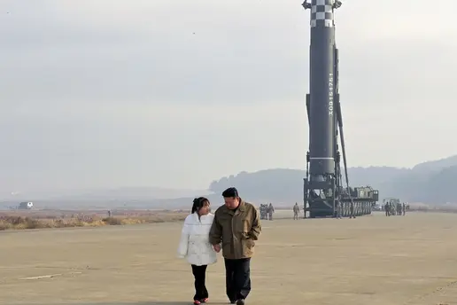 Con gái ông Kim Jong-un lần đầu lộ diện trong vụ phóng tên lửa-cover-img