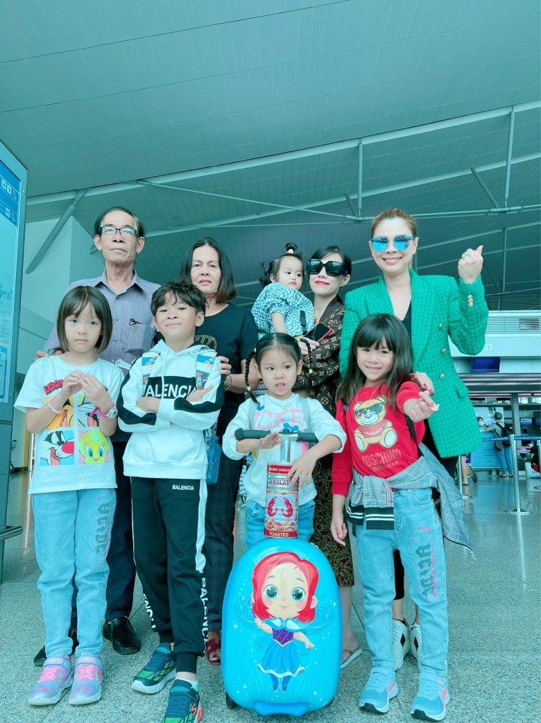 Chị em Thanh Thảo đưa đàn con về Mỹ sau kỳ nghỉ hè: Jacky Minh Trí ngày càng bảnh-1
