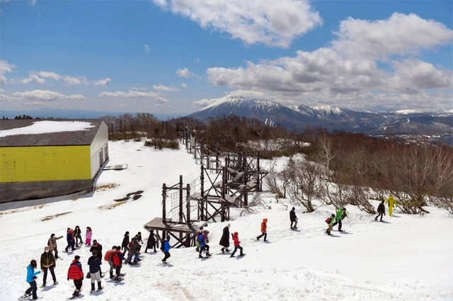 Trường học Nhật Bản thu hút nhà giàu Trung Quốc bằng sân golf, trượt tuyết-img