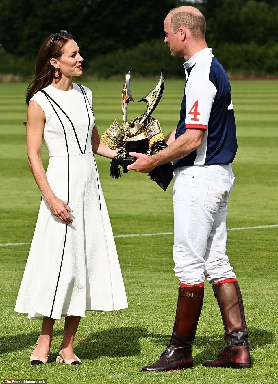 Công nương Kate rạng ngời trên sân đấu polo, được chồng hôn mừng chiến thắng-14