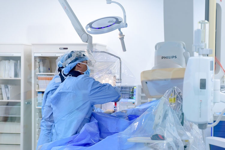 Cứu bệnh nhân người Úc bằng kỹ thuật đặt máy tái đồng bộ nhịp tim-5