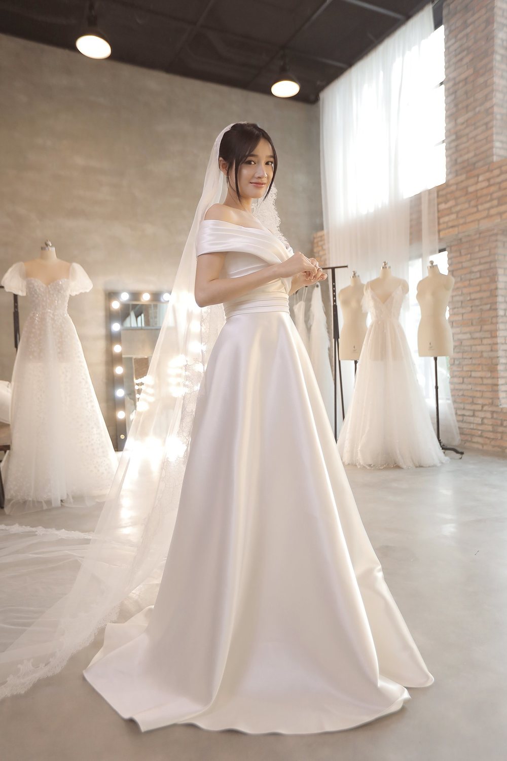 Mỹ nhân Việt đi thử váy cưới đã "đỉnh của chóp"-10
