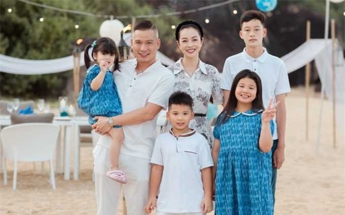 Hôn nhân viên mãn của Jennifer Phạm: Được gia đình chồng cưng chiều hết mức, con chung con riêng yêu thương nhau-4