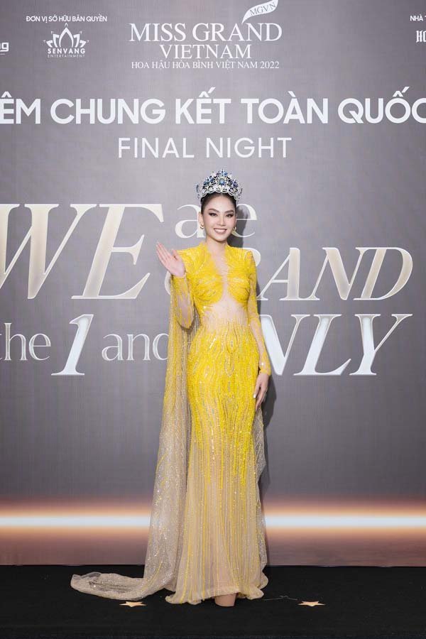 Thảm đỏ chung kết Miss Grand Việt Nam: Lona Kiều Loan "spotlight" với chiếc váy cồng kềnh được 4 vệ sĩ hộ tống-1