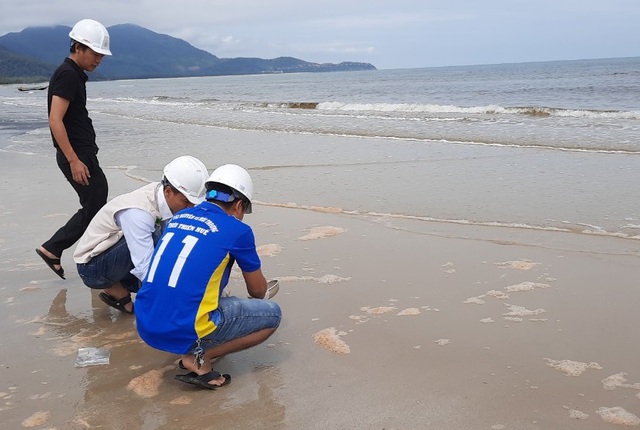 Thừa Thiên - Huế: Nước biển xuất hiện màu 'lạ' sau bão số 4-1