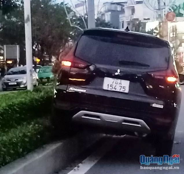 TP.Quảng Ngãi: Né xe máy qua đường, xe 7 chỗ văng lên con lươn-cover-img