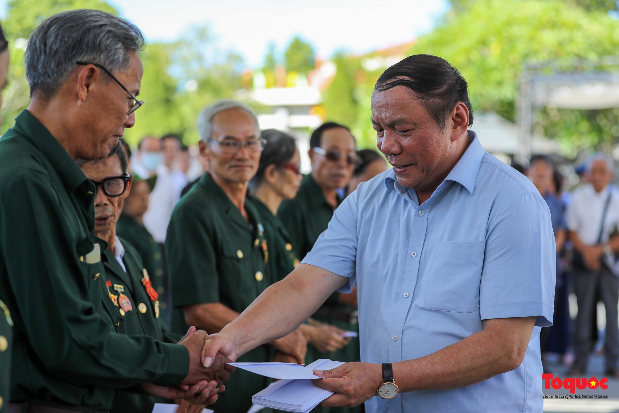 Bộ trưởng Bộ VHTTDL Nguyễn Văn Hùng dâng hương tri ân các liệt sỹ và tặng quà cho các cựu TNXP Quảng Trị-12